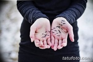 Фото тату с изображением стаи летучих мышей на обеих ладонях. Черно-белые рисунки, выполненные в минималистичном стиле, создают мистическую и загадочную атмосферу.