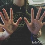 Фото парных тату на ладонях: солнце на одной руке и луна на другой. Черно-белые рисунки в минималистичном стиле, символизирующие дуальность и гармонию.