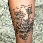 Фото тату роза с шипами 26.06.2019 №047 - spiked rose tattoo - tatufoto.com