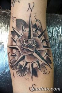 Фото тату: роза, вписанная в компас. Эскиз татуировки в стиле blackwork, символизирующий направление, страсть и жизненный путь.