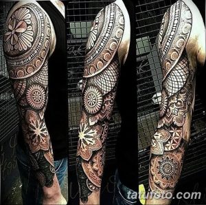 Фото тату на руке: сложная геометрическая мандала, выполненная в стиле blackwork с использованием множества тонких линий и узоров.