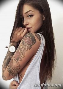 Фото татуировки с изображением роз и узоров в стиле blackwork на руке девушки. Детализированный рисунок татуировки.