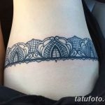 Фото тату в виде кружевного браслета на предплечье. Черно-белый рисунок, имитирующий тонкое кружево, создает эффект украшения.