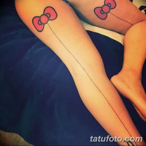 Фото тату: две небольшие татуировки Hello Kitty на лодыжках, выполненные в розовых тонах. Милые и игривые татуировки для девушек.