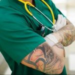 Фото человек с тату в униформе 16.06.2019 №013 - uniform and tattoo - tatufoto.com
