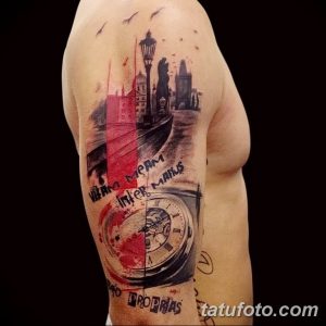 Фото сюрреалистической татуировки с изображением часов, города и птиц, выполненной в технике акварели.