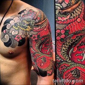 Фото тату на груди и плече с изображением японского дракона, волн и цветов сакуры. Детализированный рисунок татуировки в стиле ирэдзуми.