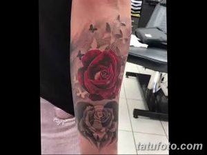 Фото тату розы с бабочками на руке. Красная роза и летящие бабочки, выполненные в реалистичном стиле. Эскиз татуировки с цветами.