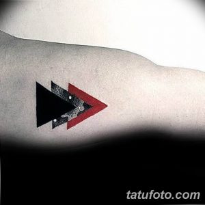 Фото тату: абстрактная геометрическая татуировка из черных и красных треугольников на руке. Современный и стильный рисунок.