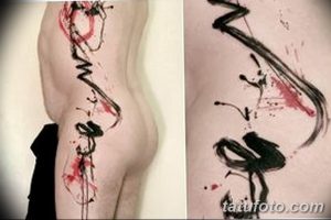 Фото тату: Абстрактная татуировка на боку. Черные и красные мазки, брызги краски, динамичная композиция, минимализм.