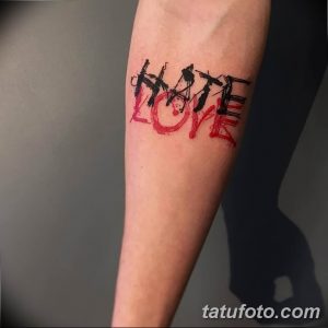Фото тату: надпись "HATE" и "LOVE" на руке, выполненная в стиле граффити с красными брызгами краски.