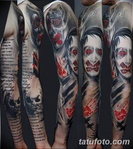 Фото тату на всю руку с изображением жуткого клоуна-убийцы. Реалистичный рисунок татуировки в стиле хоррор с использованием черного, красного и серого цветов.