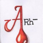 Фото эскиза татуировки группы крови A RH-, выполненного в виде стилизованной буквы A с капелькой крови. Красный цвет, лаконичный дизайн.