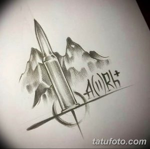 Фотография мужской татуировки с изображением группы крови A(II)RH+, стилизованной под пулю и брызги. Черно-серый рисунок, выполненный в реалистичной технике.