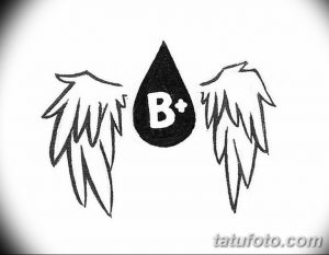 Фото эскиза татуировки группы крови B+ в виде капли с крыльями. Черно-белый рисунок, символизирующий защиту и свободу.