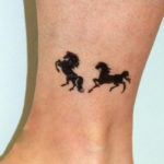 Фото маленькое тату лошадь 24.07.2019 №009 - small horse tattoo - tatufoto.com