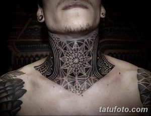 Фото тату: крупная геометрическая татуировка, покрывающая шею и верхнюю часть груди мужчины. Черно-белая татуировка с высокой детализацией и сложным узором.