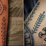 Фото тату: два минималистичных рисунка татуировок с изображением славянских символов. Геометрические узоры, тонкие линии, черно-белый рисунок.