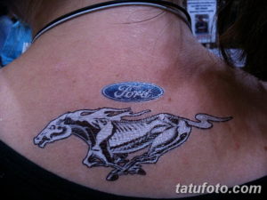 Фото тату на шее с изображением логотипа Ford и скачущего мустанга, выполненное в черно-белой гамме с элементами пламени.