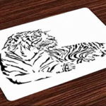 Фото тату тигра, выполненного в минималистичном стиле line art. Изображение состоит только из черных линий и контуров.