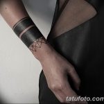 Фото тату: Черный браслет татуировка на запястье с геометрическим узором. Минималистичный дизайн и четкие линии.