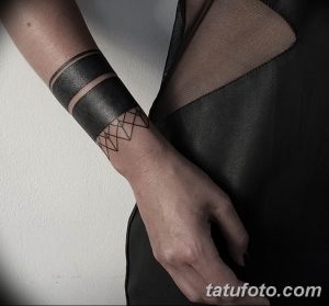 Фото тату: Черный браслет татуировка на запястье с геометрическим узором. Минималистичный дизайн и четкие линии.