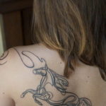 Фото тату лошади на спине 24.07.2019 №018 - horse tattoo on the back - tatufoto.com
