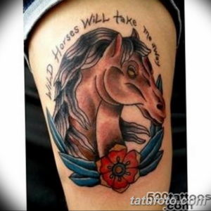Фото традиционной татуировки лошади на руке с надписью "Wild Horses Will Take Me Away". Классический рисунок татуировки.