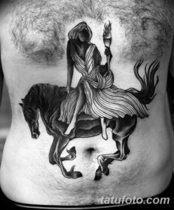 Фото тату: татуировка в технике Blackwork с изображением всадника на коне, выполненная черными линиями и точками на животе.