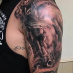 Фото тату лошадь на плече 24.07.2019 №007 - horse tattoo on shoulder - tatufoto.com