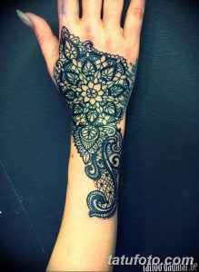 Фотография татуировки на руке, изображающей цветочный узор с использованием тонких черных линий и детализированных лепестков.