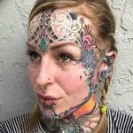 Фото тату на лице девушки. Яркий и красочный рисунок с использованием различных цветов и стилей.