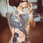 Фото тату феникс на спине 18.07.2019 №020 - phoenix tattoo on the back - tatufoto.com