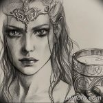 Эскиз татуировки, изображающий эльфийскую жрицу с кубком в руках. Рисунок выполнен в мягких тонах с использованием штриховки.