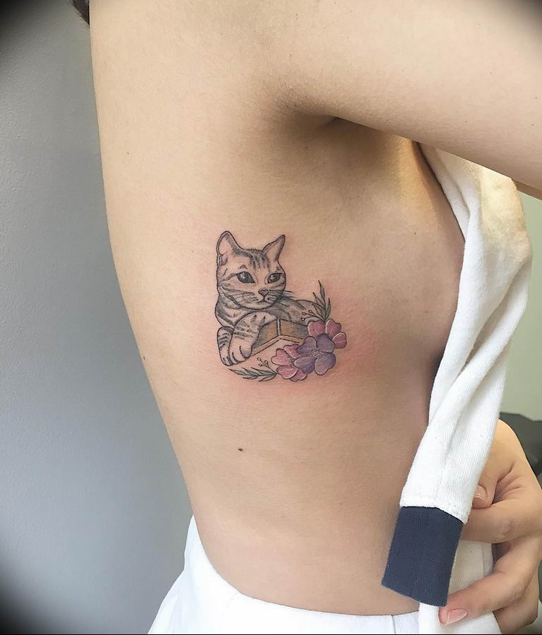 Татуировка кота на ребрах