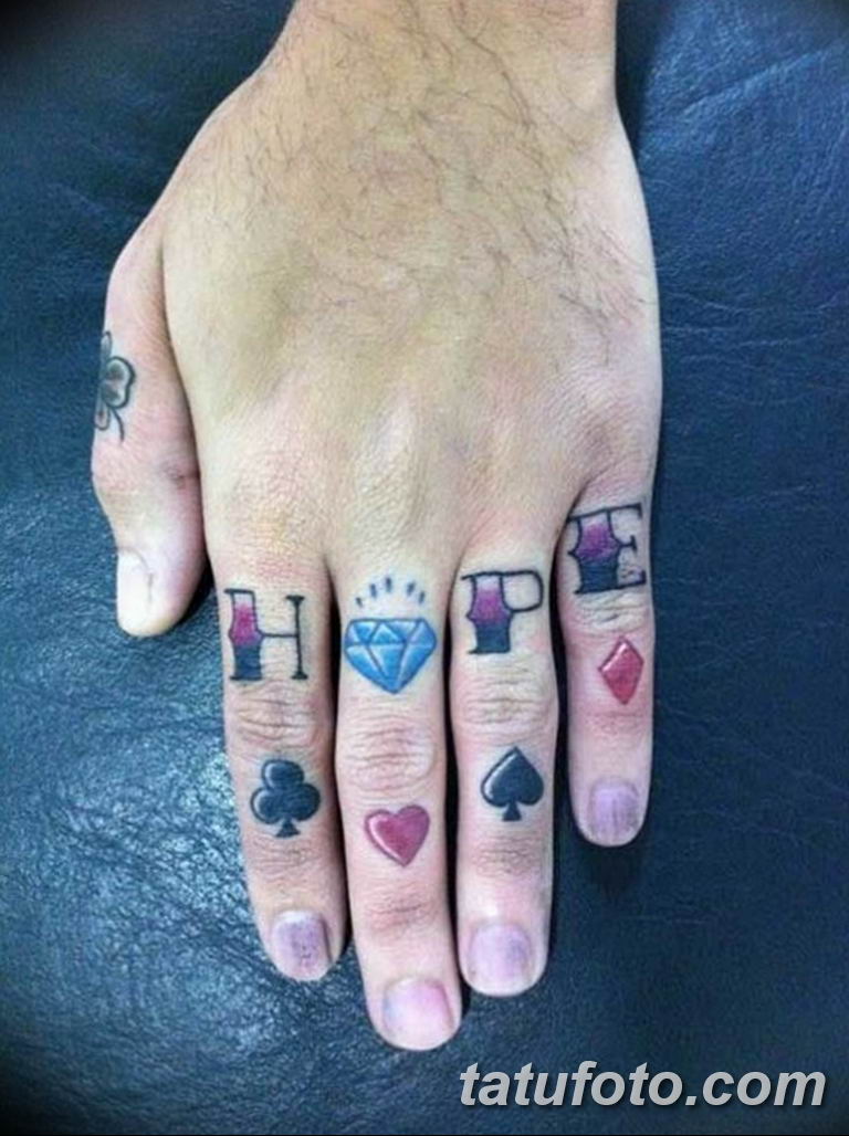 Цветные тату на пальцах рук