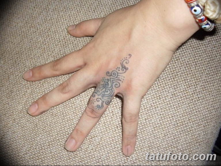 Татуировка на среднем пальце левой руки
