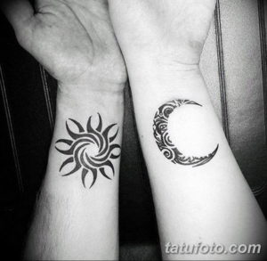 Фото парных тату: солнце на одной руке и луна на другой в стиле трайбл. Черно-белые татуировки с геометрическими узорами.