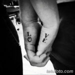 Фото тату: две руки с татуировками букв 'L', 'O', 'V', 'E', расположенных на разных руках, образующих слово 'LOVE'. Простые и лаконичные парные тату.