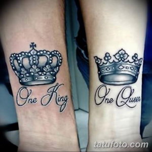 Фото парных татуировок на предплечьях: короны с надписями 'One King' и 'One Queen', выполненные в черно-серых тонах. Подходит для пар, считающих друг друга королем и королевой.