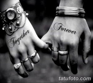 Фото парных татуировок надписей 'Together' и 'Forever' на руках. Черный цвет, каллиграфический шрифт, романтичный дизайн.