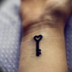 Фото тату для девушек ключ 21.08.2019 №004 - tattoo for girls key - tatufoto.com