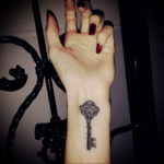 Фото тату ключ на запястье 21.08.2019 №007 - tattoo key on the wrist - tatufoto.com