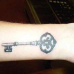 Фото тату ключ на запястье 21.08.2019 №036 - tattoo key on the wrist - tatufoto.com