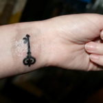 Фото тату ключ на запястье 21.08.2019 №037 - tattoo key on the wrist - tatufoto.com