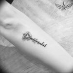 Фото тату ключ на запястье 21.08.2019 №049 - tattoo key on the wrist - tatufoto.com