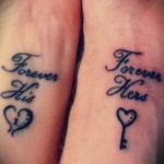 Фото тату на запястьях: надпись 'Forever His' и 'Forever Hers' с изображением ключа и сердца. Романтичный эскиз татуировки для пары.