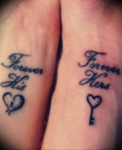 Фото тату на запястьях: надпись 'Forever His' и 'Forever Hers' с изображением ключа и сердца. Романтичный эскиз татуировки для пары.