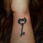 Фото тату ключ на запястье 21.08.2019 №071 - tattoo key on the wrist - tatufoto.com