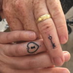 Фото тату ключ на пальце 21.08.2019 №018 - tattoo key on the finger - tatufoto.com